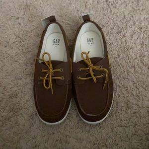 Boys GAP size 1 brown leather loafers. NWT.